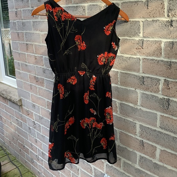 Jolie Summer Dress - Picture 2 of 4